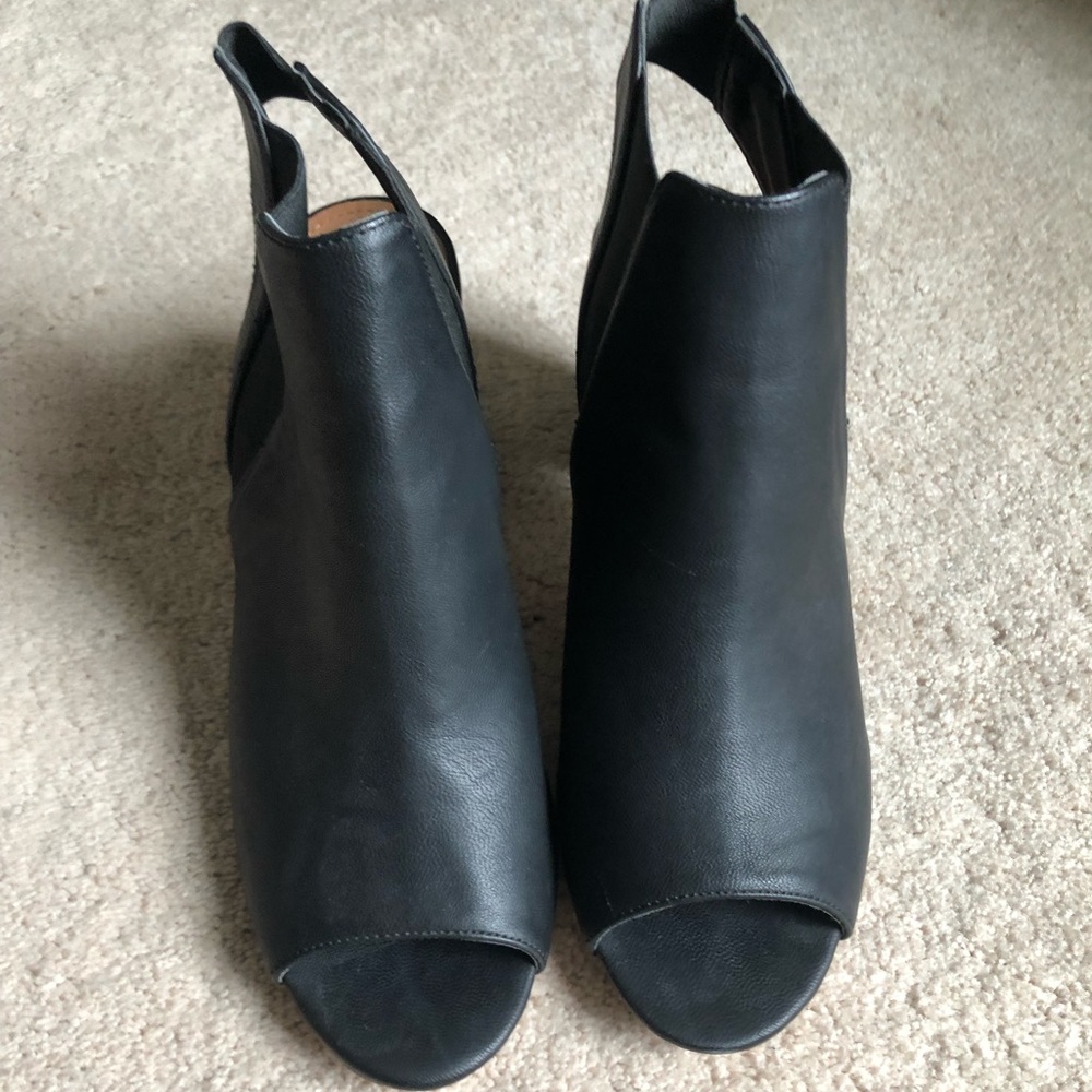 Maurice’s black heels
